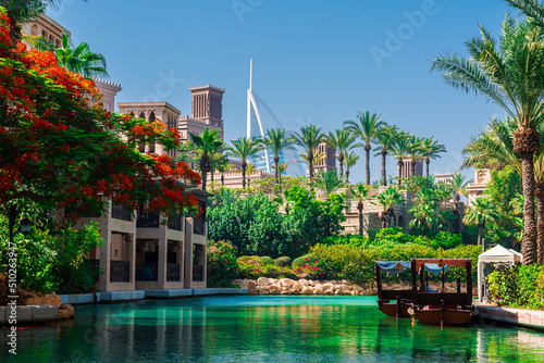 Fotografia 5 June 2022 - Dubai, UAE: Souk Madinat Jumeriah waterway with green landscape an