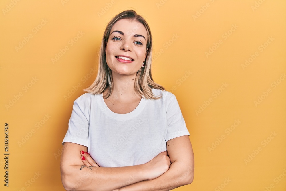 Obraz premium Beautiful caucasian woman wearing casual white t shirt happy face smiling with crossed arms looking at the camera. positive person.
