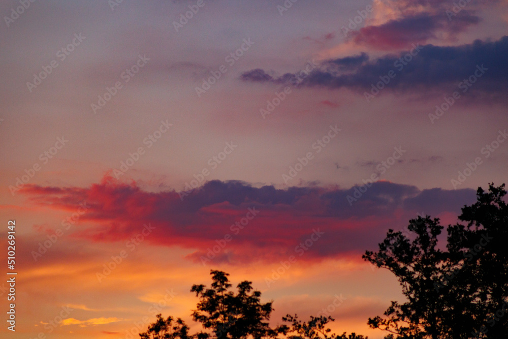 Farbspiel an Wolken durch Abenddämmerung