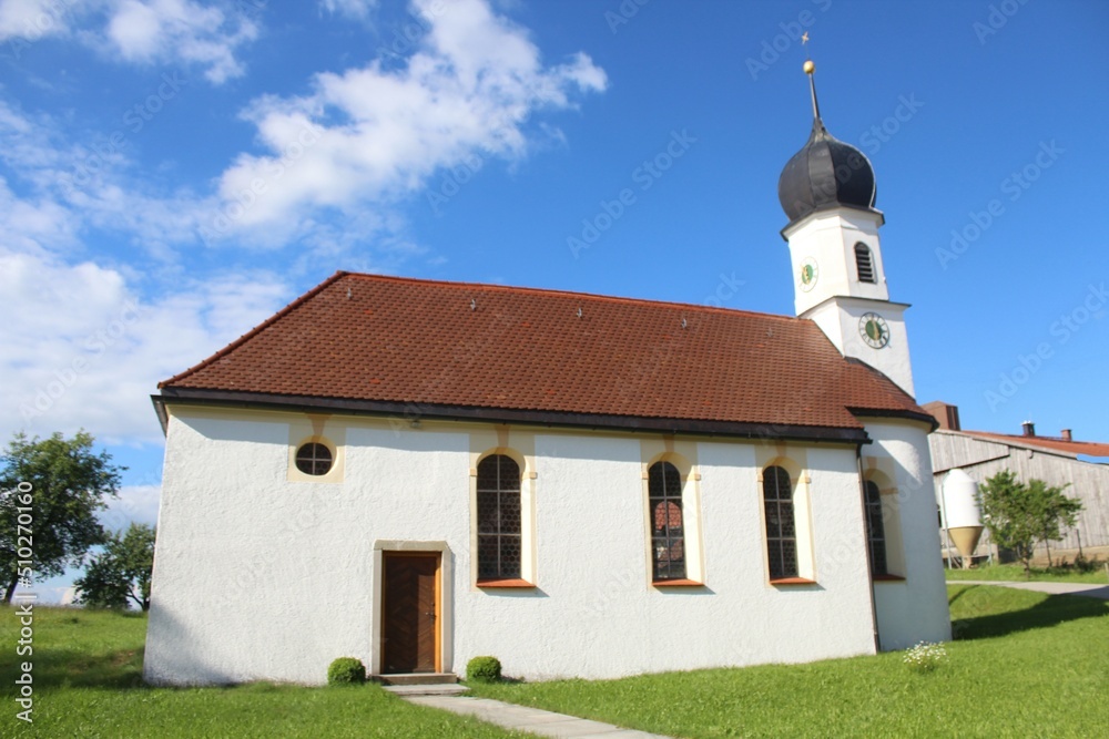 Kleine Kapelle in einem bayerischen Dorf mit Kirchturm, Allgäu