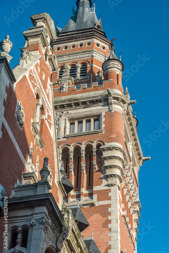 Beffroi de l'hôtel de ville de Dunkerque dans le nord de la France. Détails des ornements de façade en brique rouge.