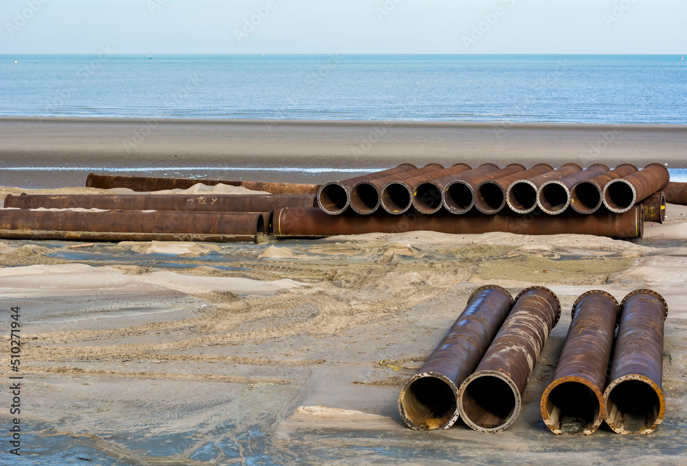 Grands travaux sur la plage de Dunkerque, tuyaux en acier entreposés sur le sable Grands travaux sur la plage de Dunkerque, tuyaux en acier entreposés sur le sable
