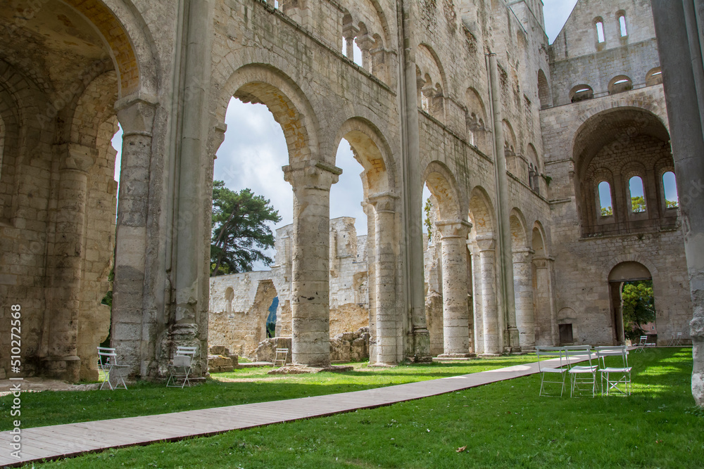 Ruines et vestiges d'une cathédrale du moyen âge, abbaye de Jumièges en Normandie.