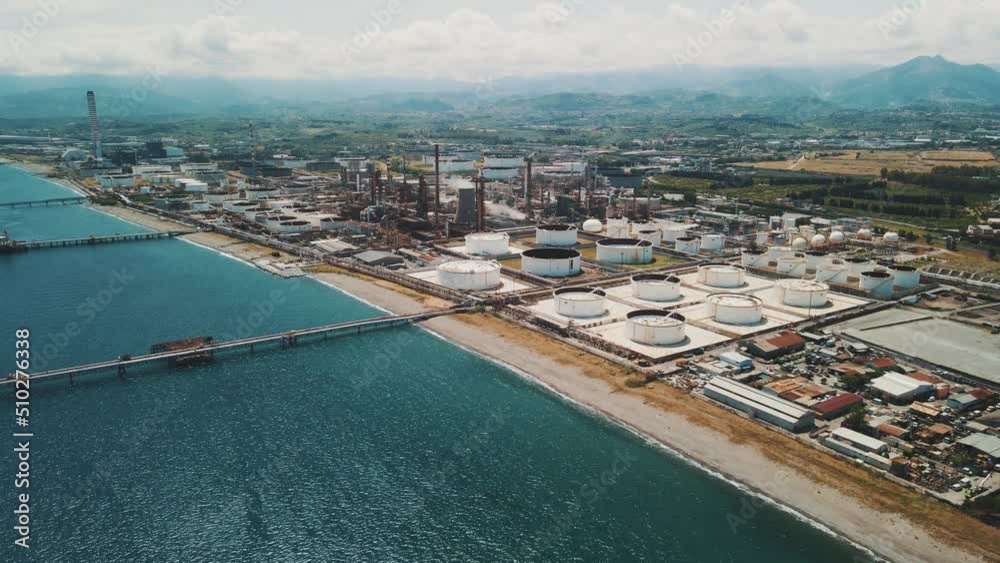 4k Aerial view of large oil refinery facilities and storage tank in Italy
4k Aerial view of large oil refinery facilities and storage tank in Italy