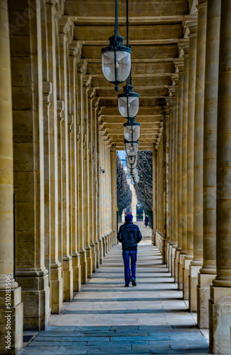 homme déambulant dans la Galerie de Chartres 1er arrondissement Palais Royal Paris France