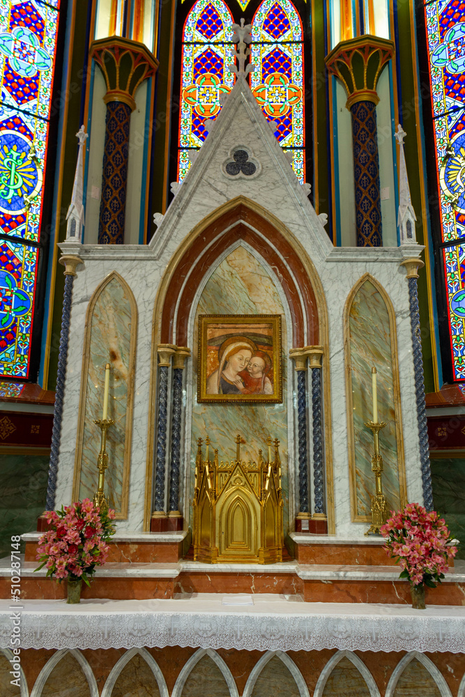 Obraz premium Picture of the Virgin Mary in the Gothic altarpiece of the Nossa Senhora do Bom Conselho church. Brazil, Parana State, Piraquara. 03-14-2022