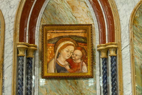 Fotografiet Picture of the Virgin Mary in the Gothic altarpiece of the Nossa Senhora do Bom Conselho church