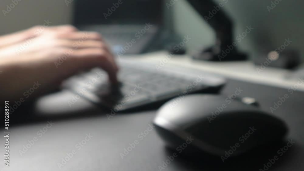 equipamentos sendo utilizados para trabalho no home office com mouse e teclado desfocados