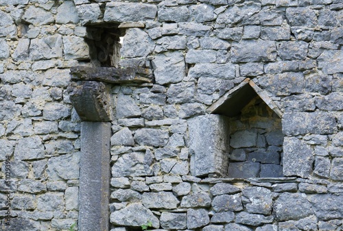 Niche et pilier inclus dans un mur de pierres, château féodal de Poilvache (Wallonie, Belgique, Europe)