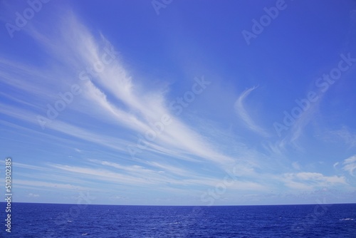 Wolkenhimmel über Ozean