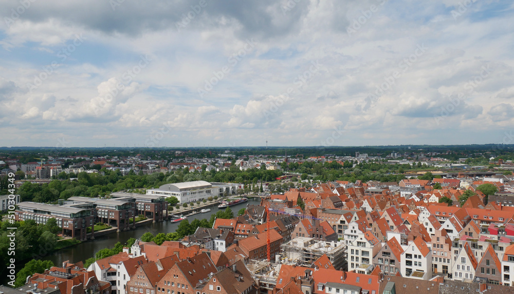 Obraz premium Luftbild, Innenstadt und Trave, Hansestadt Lübeck, Lübeck, Schleswig-Holstein.