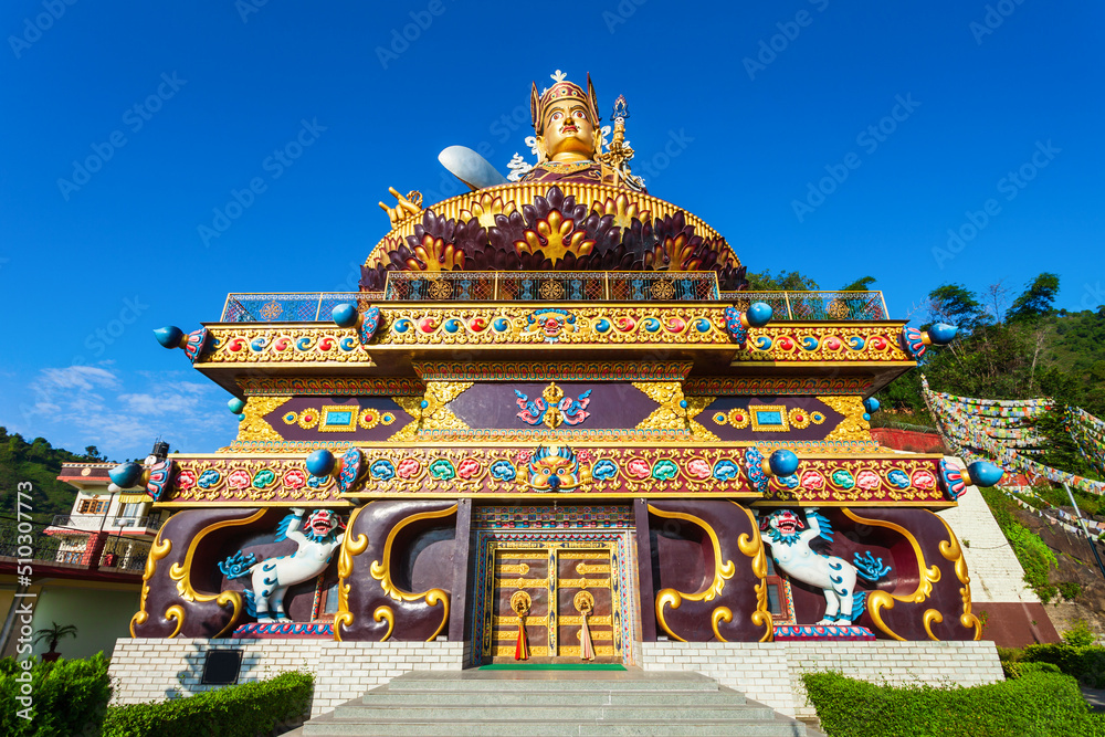 Obraz premium Guru Padmasambhava statue in Rewalsar, India