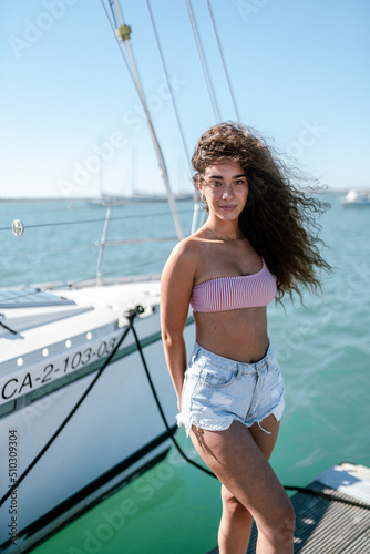 Chica guapa en un velero en el puerto de la costa sur de españa © Tony Moguer