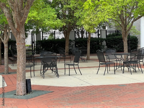 Fotografia, Obraz Outdoor wrought iron seating for a bistro