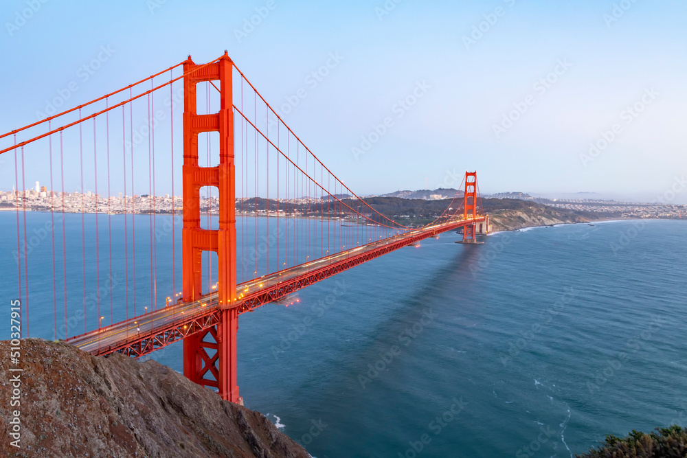 Fototapeta premium golden gate bridge in San Francisco in dawn