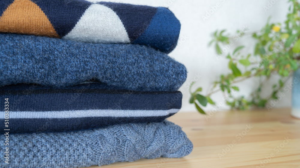 Φωτογραφία たたまれた冬物の服｜洗濯物・衣替えイメージ