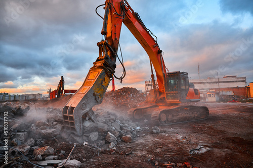 Fotografiet Excavator with concrete crusher on rig at demolition site
