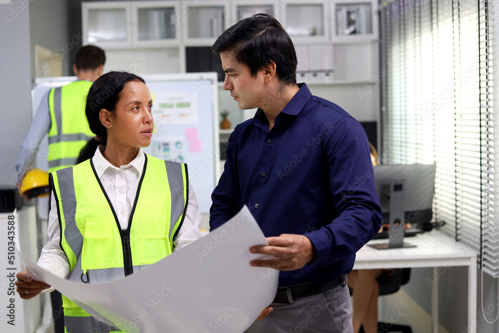 Obraz premium Happiness engineering team meeting and discuss at desk in the office.