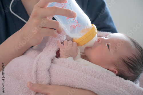 赤ちゃんと哺乳瓶 photo