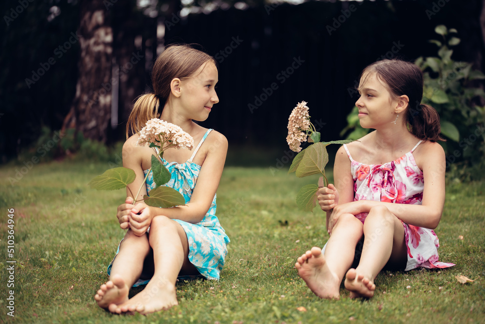 fotografia-do-stock-two-little-barefoot-girls-in-light-summer-dresses