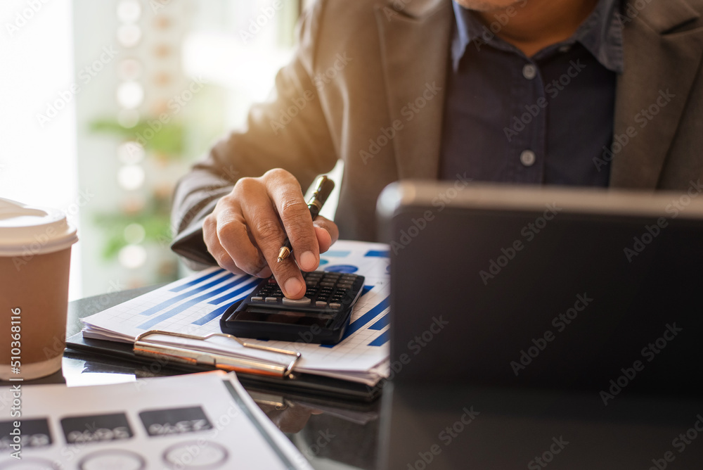 Fototapeta premium Business and financial concepts about office work. Analysts discuss business with a calculator as a tool.