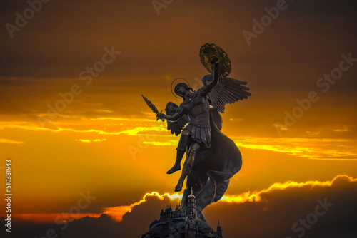 Fotografia Fountain with a sculpture of Archangel Michael in the park Volodymyr Hill in Kyi