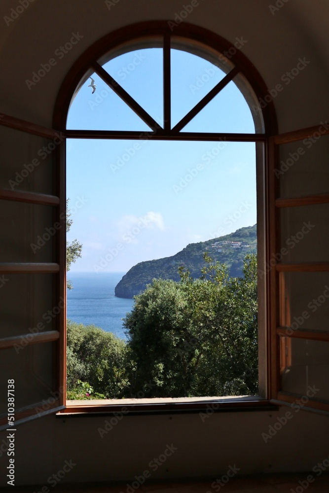 Fototapeta premium Ischia - Scorcio dalla Chiesa di San Pietro a Pantaniello al Castello Aragonese