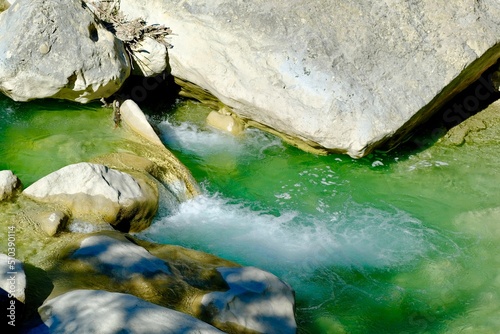 rocher eau rivière la roanne drôme france (gorges)