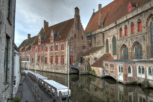 Ancien hôpital médiéval au bord d'un canal dans la vile de Bruges en Belgique.