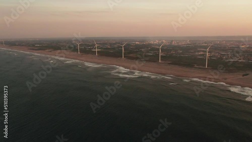 海と風力発電と夕日の空撮