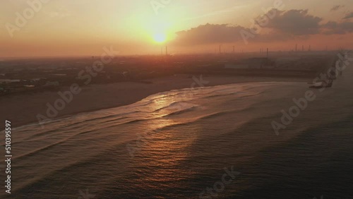 海と風力発電と夕日の空撮