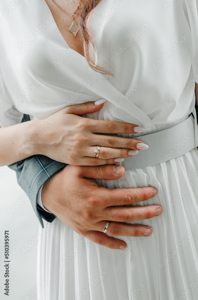 Obraz premium male and female hand with wedding rings