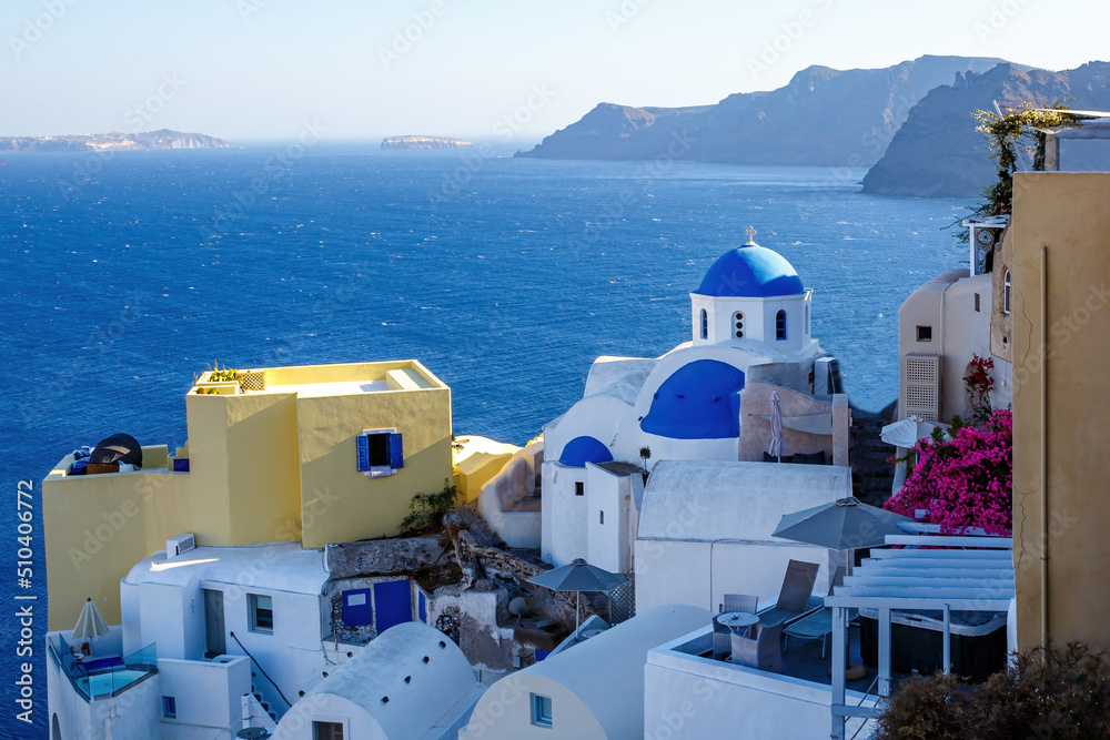 Santorini architecture with traditional Greek white buildings. foto de