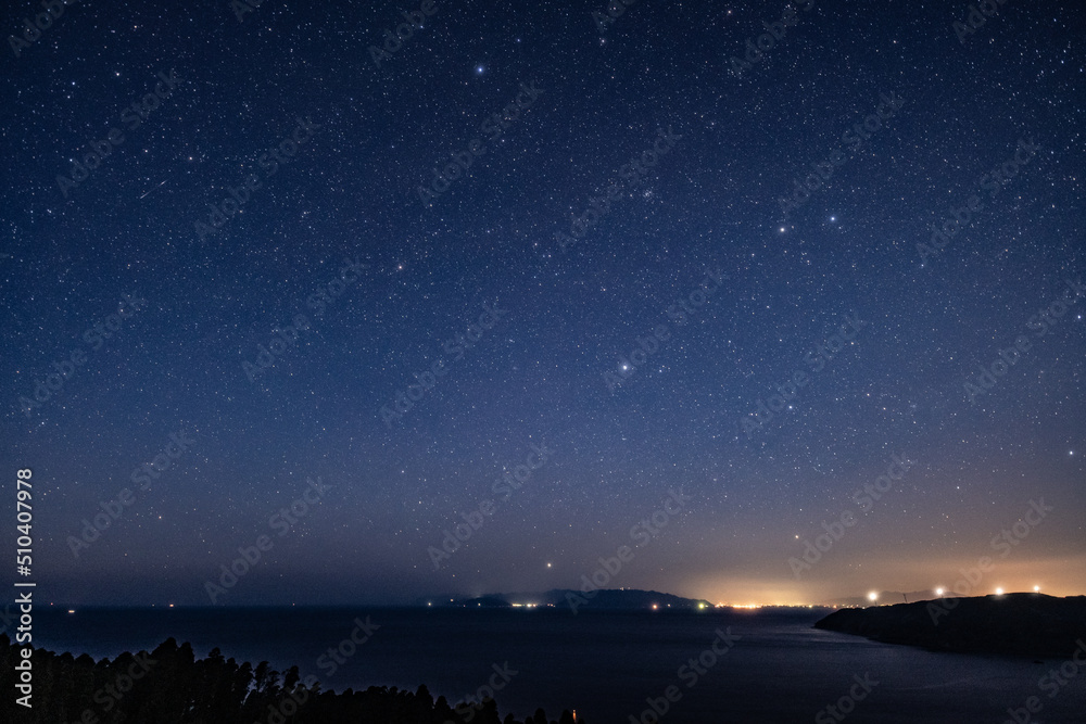 Naklejka premium 宮崎県都井岬から見た星空と海