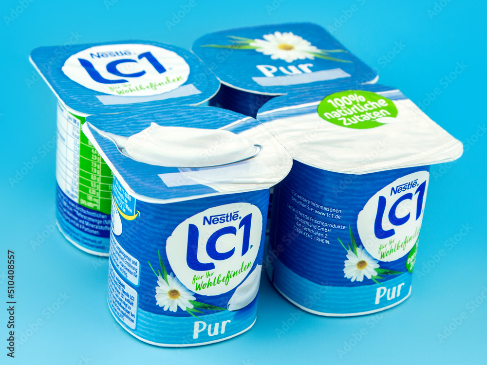 4 LC1 Joghurt pur von Nestle auf blauem Hintergrund Stock-Foto | Adobe Stock