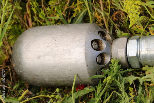 Düse zum Reinigen von Kanälen auf einer Wiese photo