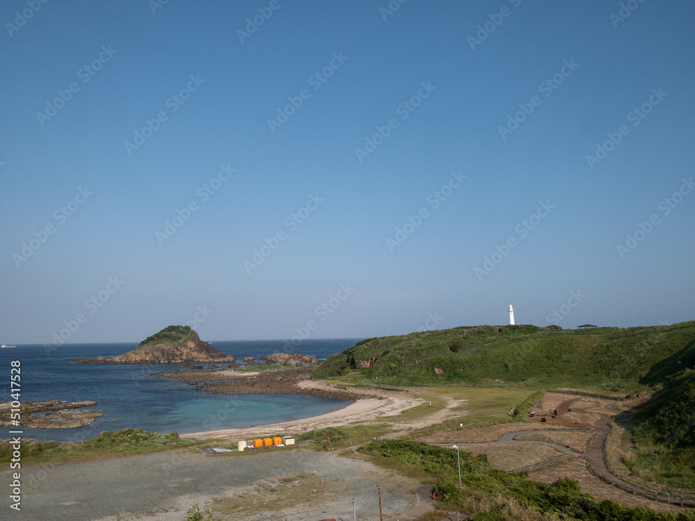 伊豆半島の灯台のある海岸風景