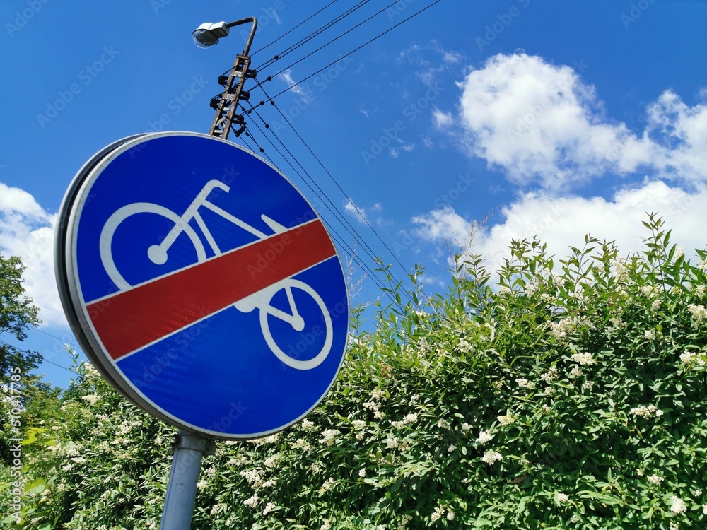 Znak drogowy C-13a - koniec drogi dla rowerów. Zdjęcie zrobione 11 czerwca 2022 roku.  - obrazy, fototapety, plakaty 