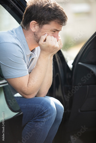 Canvastavla young man in car during traffic jam