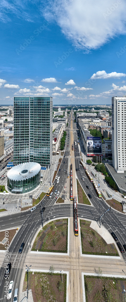 Centrum Warszawy, widok na wieżowce i biurowce, zbliżenie z lotu ptaka z drona, słońce, wiosna, niebieskie niebo, pionowa panorama
 - obrazy, fototapety, plakaty 