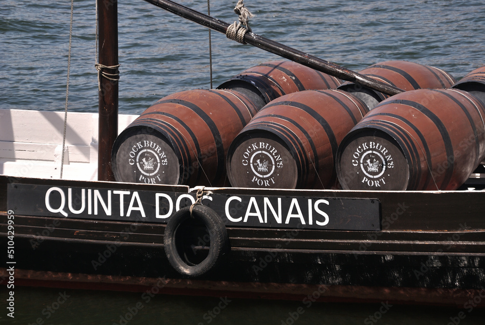 Interior de barco rabelo histórico, com nome gravado, com pipos de ...