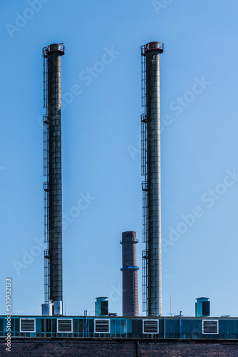 Schornsteine einer Fabrik im Industriegebiet von Linz an der Donau