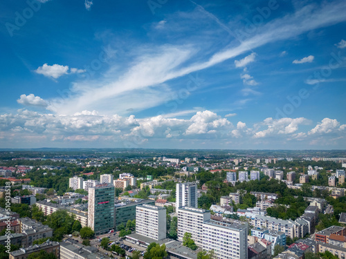 Panorama miasta z lotu ptaka z niebieskim niebem i chmurami
