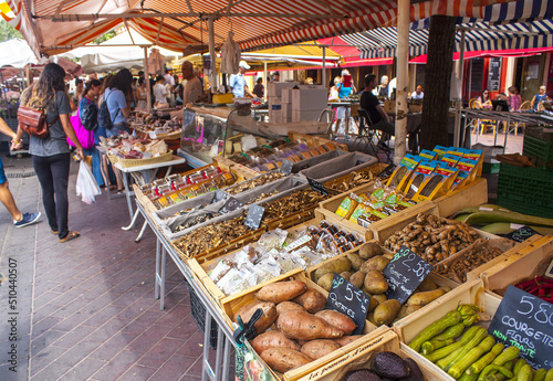 Obraz na płótnie Various vegetables and fruit are laid out on counters of the well-known Cours Saleya market w salonie