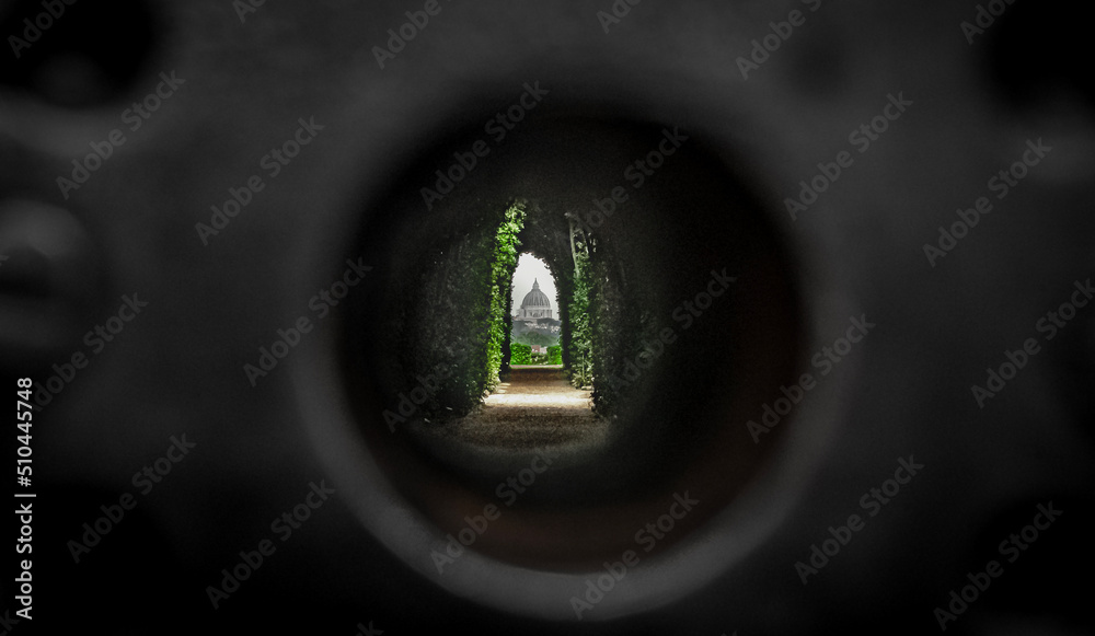 Vue du dôme de la cathédrale Saint Pierre au Vatican à travers le trou ...