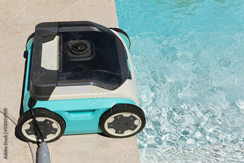 Robot eléctrico para limpiar piscina.