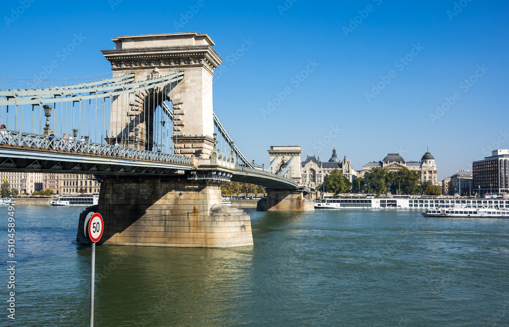 Obraz premium View of the Chain bridge on Danube river in Budapest
