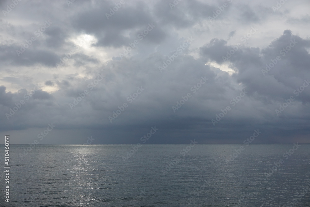 梅雨空,雨雲広がる 梅雨空,雨雲広がる