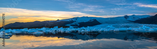 der unglaublich schöne Fjallsárlón Gletscher auf Island, direkt an der Ringstraße, bei Sonnenuntergang