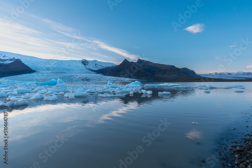 der unglaublich sch  ne Fjalls  rl  n Gletscher auf Island  direkt an der Ringstra  e  bei Sonnenuntergang